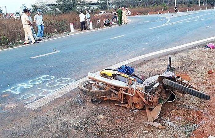 Va cham voi o to, 3 nguoi trong gia dinh tu vong tai cho-Hinh-4