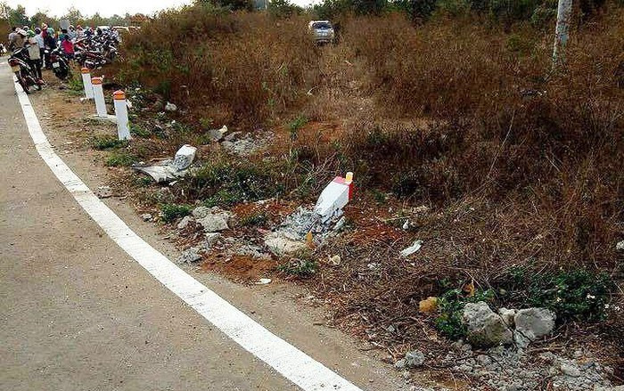 Va cham voi o to, 3 nguoi trong gia dinh tu vong tai cho-Hinh-2