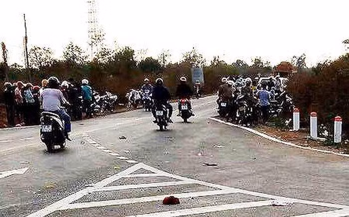 Va cham voi o to, 3 nguoi trong gia dinh tu vong tai cho-Hinh-3