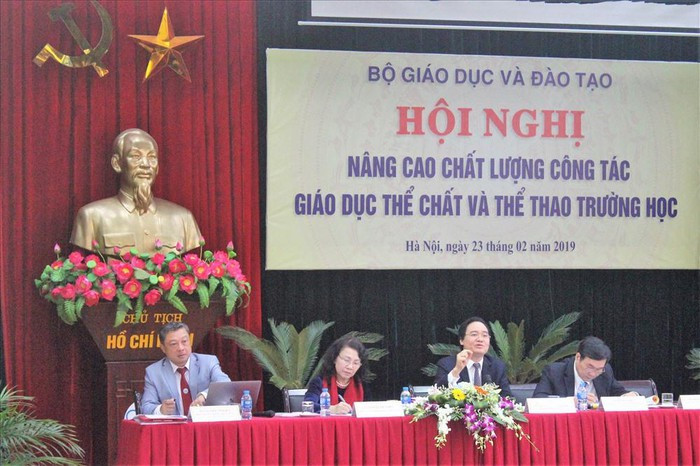 Phu huynh cho con choi dien thoai it di, danh thoi gian tap the duc