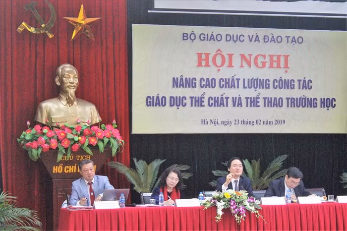 Phu huynh cho con choi dien thoai it di, danh thoi gian tap the duc