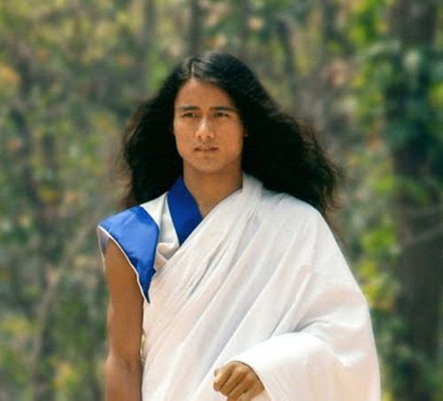 Đặc biệt, trong lúc thiền định, chiếc áo khoác trắng ban đầu của Palden Dorje bỗng nhiên bị cháy nhưng chàng trai không hề bị bỏng, da dẻ còn nguyên vẹn, khiến mọi người cảm thấy vô cùng khó tin.