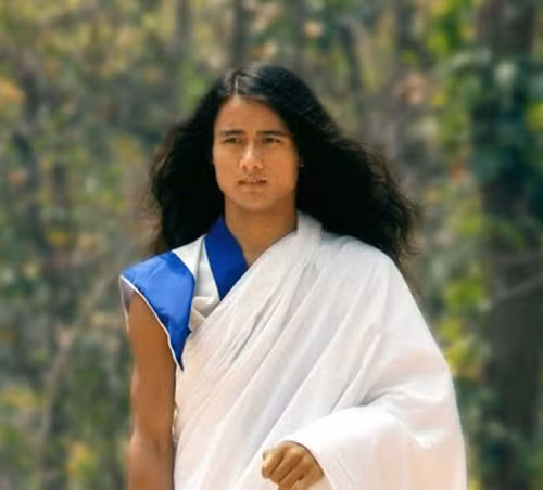 Đặc biệt, trong lúc thiền định, chiếc áo khoác trắng ban đầu của Palden Dorje bỗng nhiên bị cháy nhưng chàng trai không hề bị bỏng, da dẻ còn nguyên vẹn, khiến mọi người cảm thấy vô cùng khó tin.