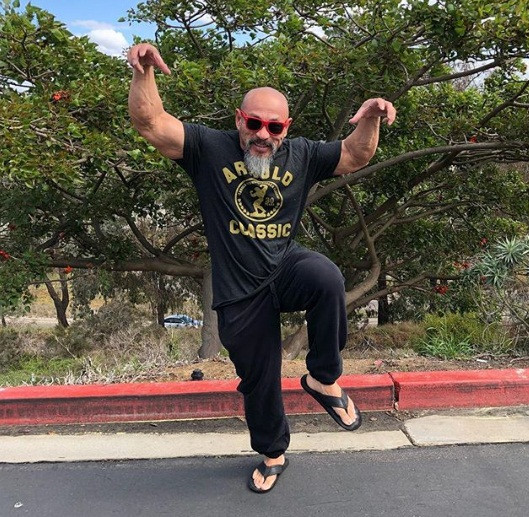 Cũng chính nhờ thân hình lực lưỡng, trẻ trung này, ông Lý Nhơn còn được gọi là phiên bản đời thực của quy lão Kame, một nhân vật cực kỳ nổi tiếng trong bộ truyện tranh "Bảy viên ngọc rồng".