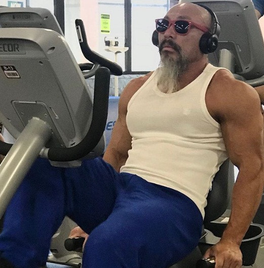 Nhận ra sự giống nhau kỳ lạ giữa bản thân và nhân vật quy lão Kame hay còn được biết đến với cái tên khác là sư phụ Roshi, ông Lý Nhơn cũng lấy tên Instagram của mình là @master_roshi_real_life.