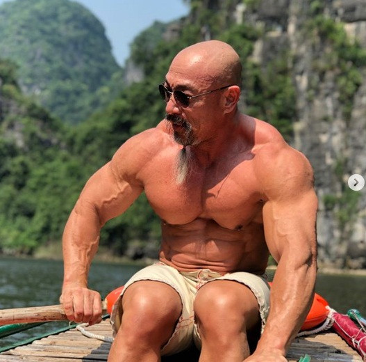 Ông cũng thường xuyên chia sẻ những hình ảnh của mình với hơn 40.000 người hâm mộ, theo dõi trên trang Instagram cá nhân, nhận được nhiều sự quan tâm, chú ý.