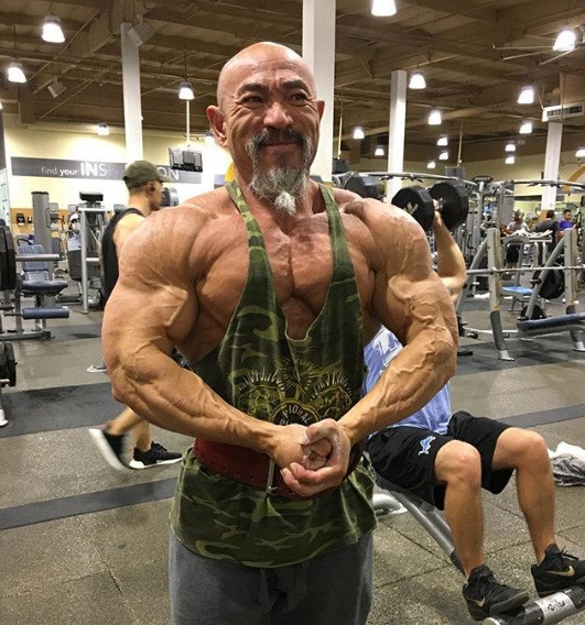 Mới đầu, ông Lý Nhơn làm việc tại một tiệm làm móng, sau đó trở thành chủ tiệm. Tuy nhiên thể hình mới là niềm đam mê lớn nhất của ông.