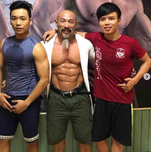 Hiện tại, ở tuổi 55, ông Lý Nhơn vẫn tiếp tục luyện tập chăm chỉ để duy trì vẻ ngoài vạm vỡ của mình.