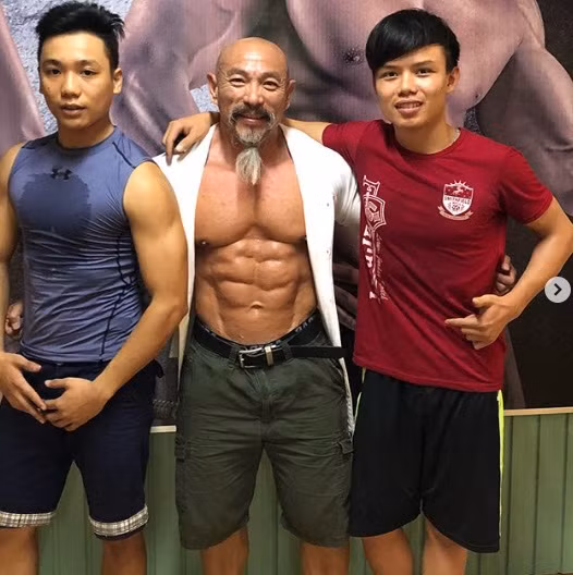 Hiện tại, ở tuổi 55, ông Lý Nhơn vẫn tiếp tục luyện tập chăm chỉ để duy trì vẻ ngoài vạm vỡ của mình.