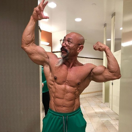 Sau khi tập luyện chăm chỉ, ông Lý Nhơn tham gia một số sự kiện thể hình chuyên nghiệp, đạt được vị trí thứ 4 trong giải thể hình chuyên nghiệp Mỹ năm 2011, hạng 7 năm 2012, hạng 5 năm 2015.