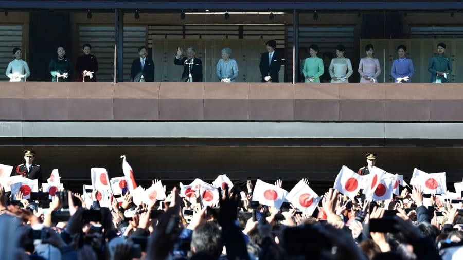 Ngoại trừ những tour du lịch hạn chế, được đăng ký từ trước, mỗi năm Hoàng cung Tokyo chỉ mở cửa 2 lần trước công chúng, vào ngày 2/1 hàng năm và vào ngày sinh nhật của Nhật hoàng đang trị vì.