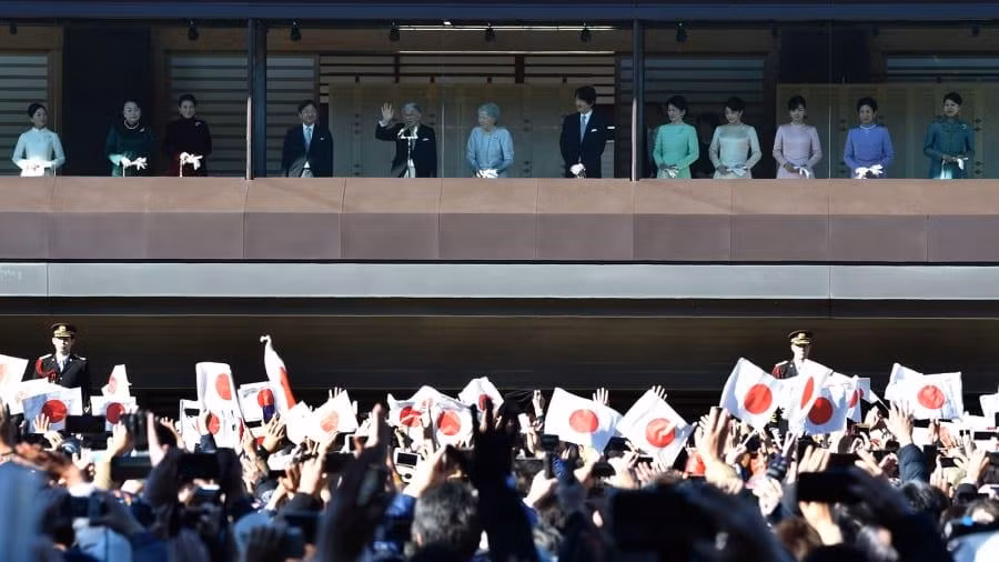 Ngoại trừ những tour du lịch hạn chế, được đăng ký từ trước, mỗi năm Hoàng cung Tokyo chỉ mở cửa 2 lần trước công chúng, vào ngày 2/1 hàng năm và vào ngày sinh nhật của Nhật hoàng đang trị vì.