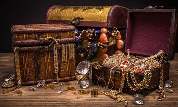 Kho báu vàng: Theo phong thủy, gia chủ có thể tự tay làm một kho báu vàng trong nhà để đón nhận vận khí may mắn. Trong kho báu này, gia chủ có thể để những thỏi vàng giả hay những viên ngọc có nhiều màu sắc để biểu trưng cho tài lộc được tập trung tại ngôi nhà. (Thông tin trong bài chỉ mang tính tham khảo cho bạn đọc).