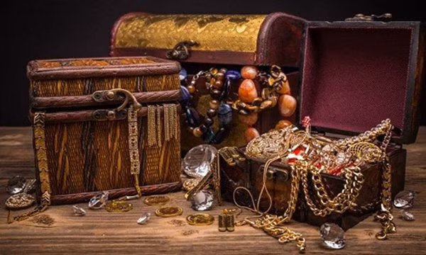 Kho báu vàng: Theo phong thủy, gia chủ có thể tự tay làm một kho báu vàng trong nhà để đón nhận vận khí may mắn. Trong kho báu này, gia chủ có thể để những thỏi vàng giả hay những viên ngọc có nhiều màu sắc để biểu trưng cho tài lộc được tập trung tại ngôi nhà. (Thông tin trong bài chỉ mang tính tham khảo cho bạn đọc).