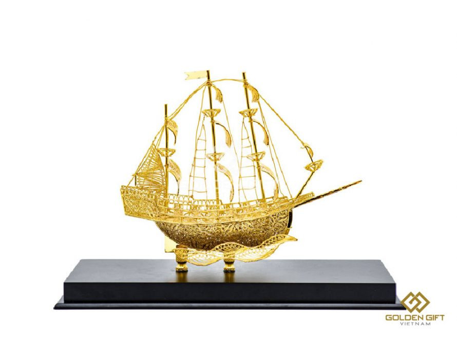 Nếu một con tàu nhỏ được đặt lên bàn làm việc cũng mang rất nhiều ý nghĩa. Bạn nên để con tàu theo hướng ngược lại với cửa ra vào, hàm ý con tàu mang nhiều của cải đến gia đình bạn.