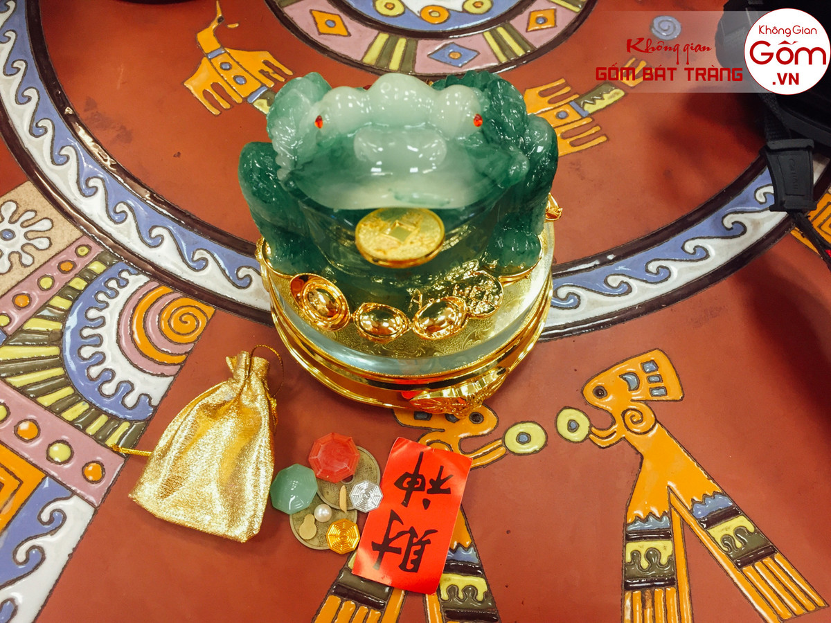 Gia chủ nên đặt con cóc tài lộc dưới bàn, đằng sau chiếc ghế dài hoặc trong các khu vực kín đáo khác trong nhà để cóc có thể mang lại may mắn, nhưng cần lưu ý là không nên để nó trong phòng ngủ.