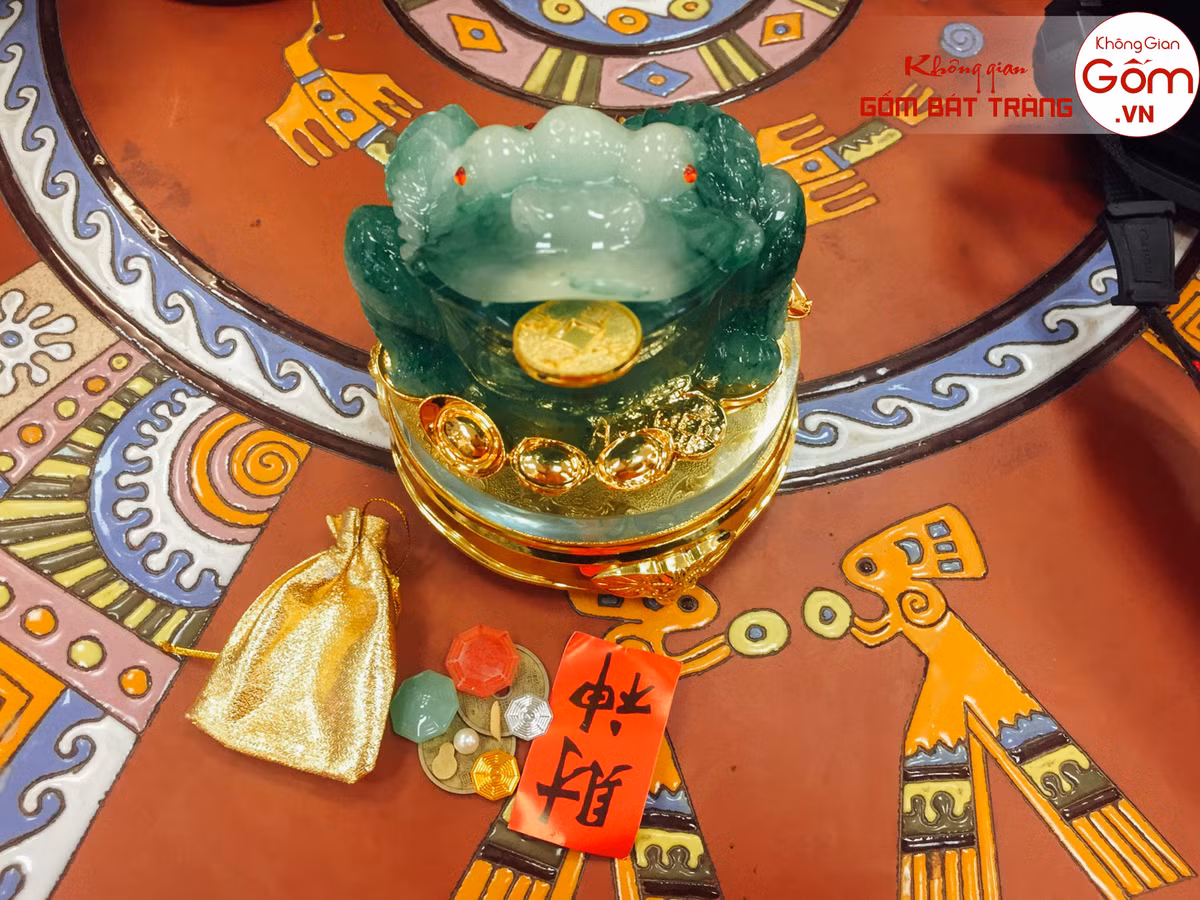 Gia chủ nên đặt con cóc tài lộc dưới bàn, đằng sau chiếc ghế dài hoặc trong các khu vực kín đáo khác trong nhà để cóc có thể mang lại may mắn, nhưng cần lưu ý là không nên để nó trong phòng ngủ.