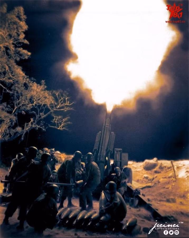 Khẩu đội pháo binh 155mm của quân đội Mỹ khai hỏa.