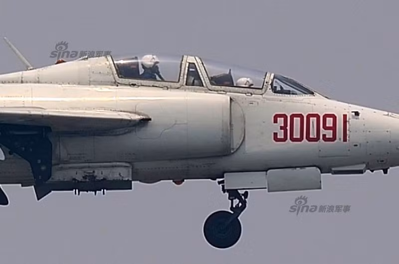 Trong ảnh là phiên bản Q-5J hai chỗ ngồi dùng cho huấn luyện - chiến đấu trong KQ Trung Quốc.