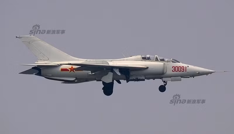 Việc dùng khung thân MiG-19 cũng khiến cho máy bay Q-5 chỉ mang trọng tải vũ khí rất thấp - chỉ 2 tấn dù có tới 10 giá treo. Q-5 không thể mang được vũ khí thông minh mà chỉ mang được bom không điều khiển 50-150-250-500kg hoặc rocket 57-90-130mm và tên lửa không đối không tầm ngắn. Ảnh: Máy bay Q-5 của Trung Quốc phóng rocket trong tập trận mới đây.