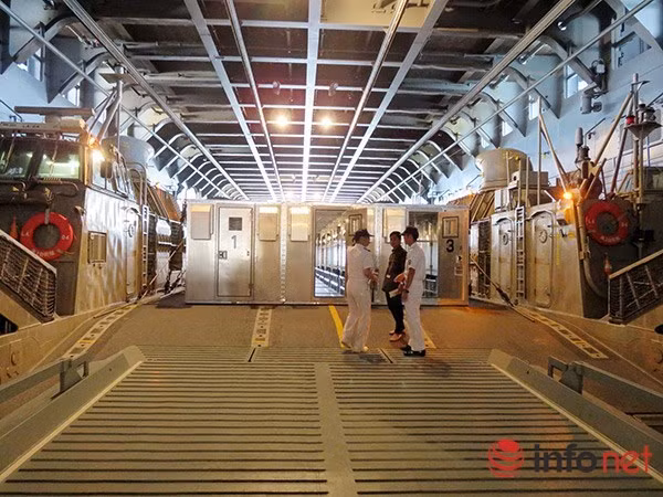 Đuôi máy bay có cửa đổ bộ lớn để các phương tiện di chuyển ra khỏi tàu.