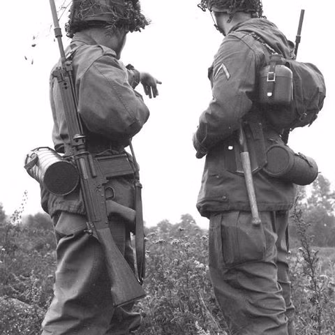 Được Bỉ nghiên cứu trong thời gian từ năm 1947 tới năm 1953 thì được sản xuất hàng loạt, súng trường FN FAL nằm trong biên chế của tổng cộng hơn 90 quốc gia và vùng lãnh thổ trên thế giới cho tới này. Nguồn ảnh: PicturesIVO.