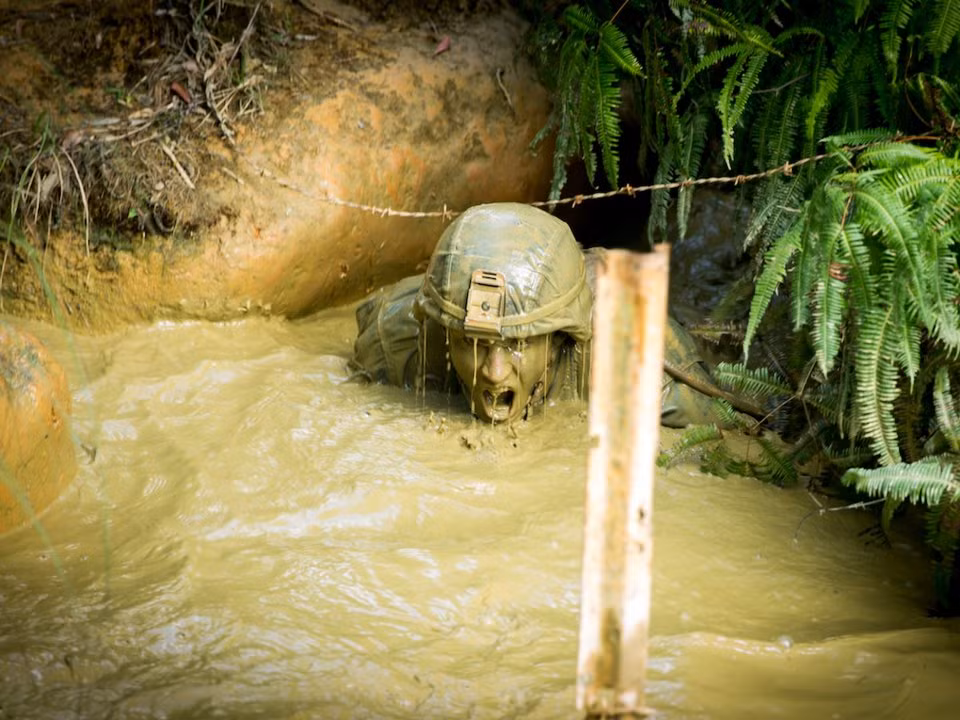 Những tân binh Thủy quân Lục chiến Mỹ sẽ liên tục ở trong tình trạng ướt sũng từ đầu đến chân, đối mặt với việc bị các bệnh ngoài da, bị nước ăn chân khi huấn luyện tại đây. Nguồn ảnh: BI.