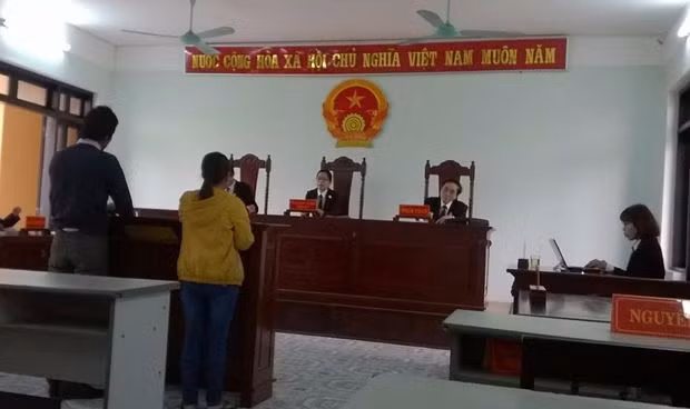 Phiên xử ít người, nhưng không khí căng như dây đàn giữa bị - nguyên đơn