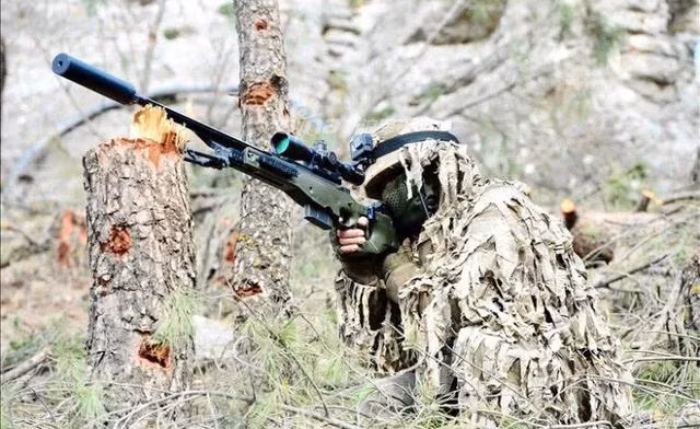 Ra đời năm 1996, súng bắn tỉa AWM có tên gọi đầy đủ là Accuracy International AWM được thiết kế và sản xuất bởi tập đoàn Accuracy International của Anh. Nguồn ảnh: Sina.