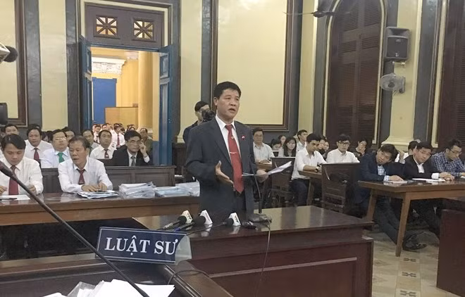 Đại diện Vinasun (đứng) trình bày tại tòa