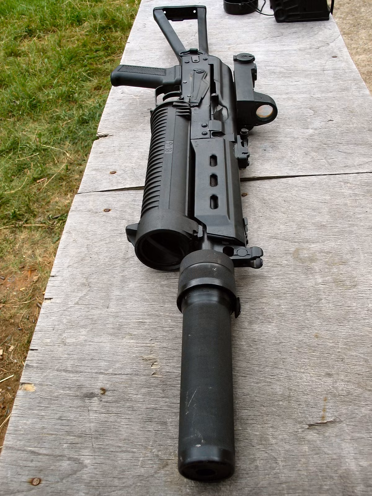 Độ giật thấp là ưu diểm vượt trội của loại vũ khí này, khi sử dụng cỡ đạn 9x18mm, khẩu Bizon có gia tốc đầu nòng chỉ 320 mét/giây (bằng non một nửa so với khẩu AK-47). Điều này khiến cho độ giật của súng là rất thấp, xạ thủ có thể kiếm soát súng tốt hơn nhiều trong những tình huống đặc thù. Nguồn ảnh: Prime.