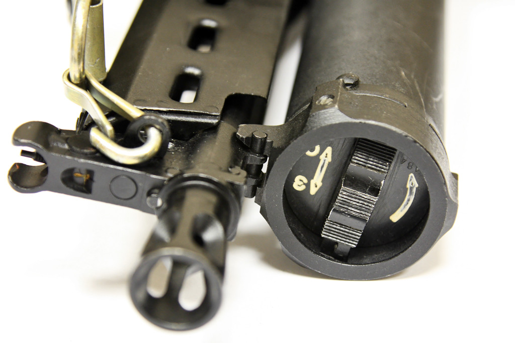 Tiểu liên PP-19 Bizon có nhiều phiên bản khác nhau, sử dụng được nhiều cỡ đạn khác nhau bao gồm 9x18mm (bản phổ biến nhất) 9x19mm, 9x17mm và 7,62x25mm. Cỡ đạn càng lớn, khẩu súng càng có sức công phá mạnh hơn nhưng bù lại cơ số đạn dự phòng lại ít đi. Nguồn ảnh: Wiki.