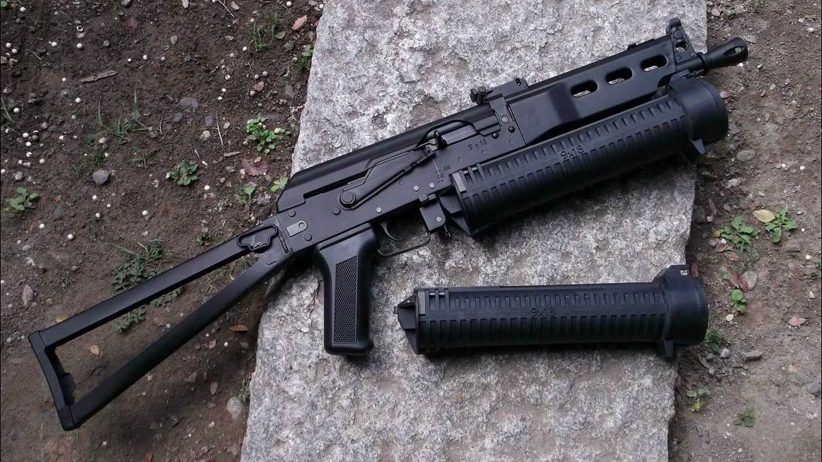 Tuy nhiên, nhược điểm của độ giật thấp lại chính là tầm bắn kém, với cỡ đạn 9x18mm, khẩu Bizon chỉ có tầm bắn hiệu quả tầm 100 mét, với cỡ đạn 9x19mm, tầm bắn hiệu quả là 170 mét. Ngoài ra, gia tốc đầu nòng thấp cũng dẫn tới việc sức sát thương của khẩu súng này rất kém. Nguồn ảnh: TUBY.