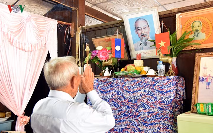 Trước khi thắp hương trên bàn thờ gia tiên, cụ Hồng thành kính thắp hương trên bàn thờ Bác Hồ, báo cáo với anh linh của Bác những vui buồn của năm cũ và hy vọng những điều tốt đẹp trong năm mới.