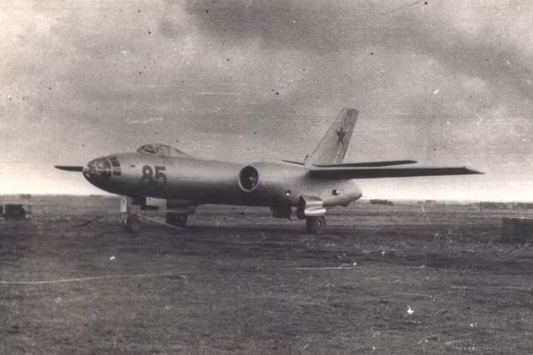 Là loại máy bay ném bom cỡ trung. Il-28 được sản xuất bởi Liên Xô và có chuyến bay đầu tiên từ ngày 8/7/1948. Đây là một trong những chiếc phản lực ném bom đầu tiên của Liên Xô chế tạo thành công và là chiếc máy bay phản lực ném bom đầu tiên được Liên Xô chế tạo với số lượng lớn. Nguồn ảnh: Vikhal.