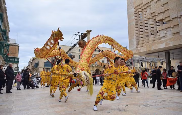 Màn múa rồng của các nghệ sĩ thuộc đoàn nghệ thuật Chiết Giang, Trung Quốc biểu diễn tại Valletta, Malta. Ảnh: Tân Hoa xã.