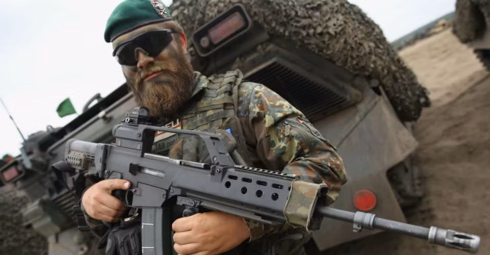 Hiện tại, Global Fire Power vẫn "mạnh dạn" xếp sức mạnh quân sự của Đức ở vị trí thứ 9 thế giới. Tuy nhiên, việc xếp hạng này chỉ dựa trên số lượng trang thiết bị và nhân lực mà quân đội Đức sở hữu, chứ không dựa trên trạng thái sẵn sàng chiến đấu của lượng trang thiết bị đó. Nguồn ảnh: Foreign.