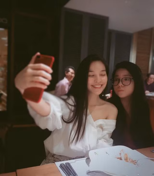 Giọng ca Nhật ký của mẹ luôn tranh thủ thời gian để bên cạnh chăm sóc và chia sẻ nhiều hơn với con gái trong mọi vấn đề - Ảnh: Internet