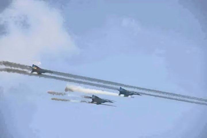 Ngoài ra, nước này còn có các loại chiến đấu cơ khác như J-7, J-6 và đặc biệt là cường kích Q-5 có xuất xứ từ Trung Quốc. Trong tương lai, Không quân Myanmar đang đặt mua 6 chiếc Su-30SME từ Nga. Nguồn ảnh: Wiki.