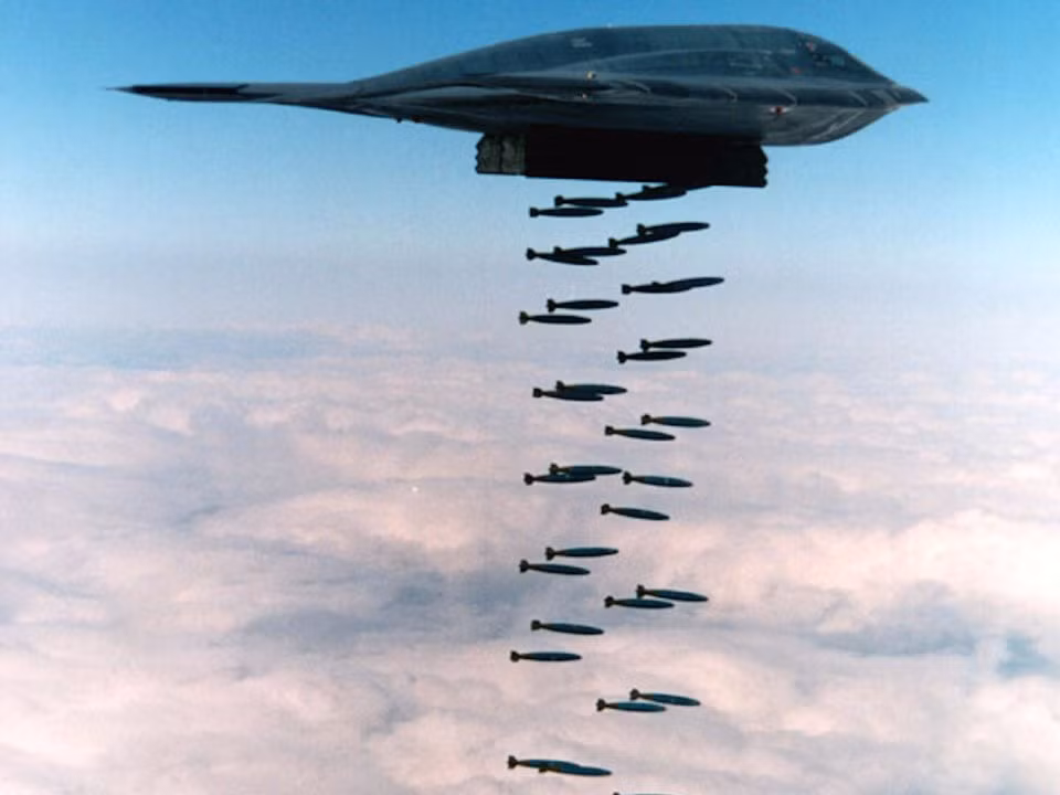 B-2 Spirit có 2 khoang vũ khí có thể mang theo 80 bom Mk82, GBU-38 JDAM nặng 225 kg, hoặc 16 bom Mk84, GBU-31 nặng 925 kg, 16 bom hạt nhân chiến thuật B61. Tổng tải trọng vũ khí khoảng 18 tấn. Ảnh: Không quân Mỹ.