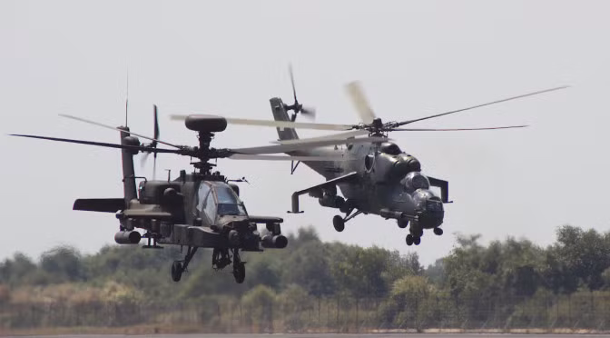 Hệ thống liên lạc điện tử hiện đại của trực thăng AH-64D cũng cho phép nó có khả năng chia sẻ thông tin tình báo chiến thuật theo thời gian thực với các lực lượng dưới mặt đất. Nguồn ảnh: Copter.