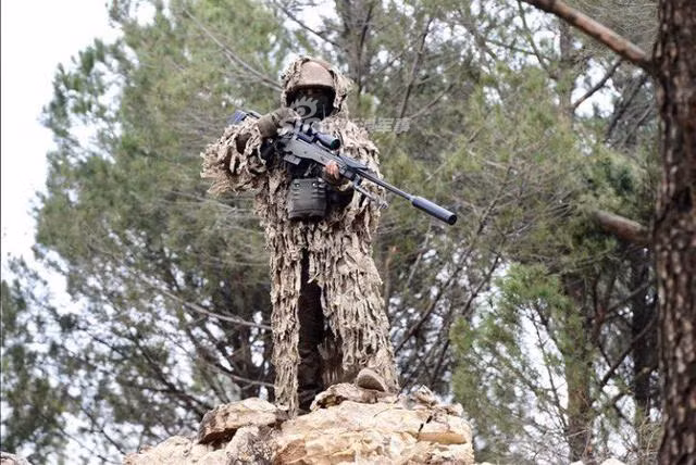 Dù ra đời trong những năm cuối của thế kỷ 20 - tuy nhiên khẩu AWM cũng vẫn sử dụng cơ chế bắn lên đạn từng viên bằng tay. Hộp tiếp đạn của AWM có cơ số đạn chỉ 5 viên và tầm bắn hiệu quả của khẩu súng này tùy từng cỡ đạn sẽ nằm trong khoảng từ 1100 mét tới 1800 mét. Nguồn ảnh: Sina.