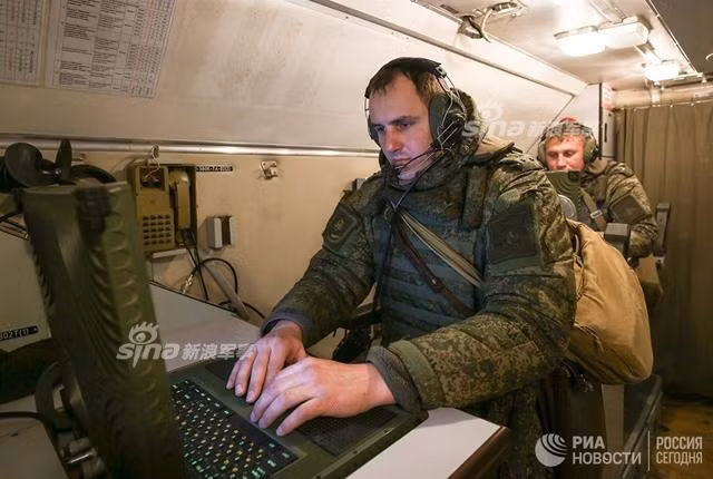 Hiện tại Quân đội đang trang bị đồng thời hai biến thể của Iskanders là Iskander-M và Iskander-K. Trong đó Iskander-M sử dụng tên lửa đạn đạo tầm ngắn 9M723, có tầm bắn tối đa 500km nhưng và có khả năng triển khai vũ khí hạt nhân chiến thuật. Nguồn ảnh: RIA.