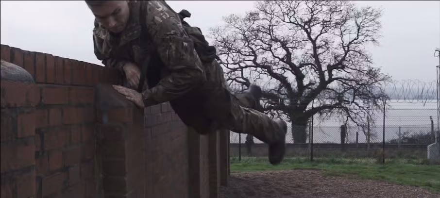 Vật cản đáng kể đầu tiên người lính phải vượt qua chính là một bức tường cao đến... ngực anh ta. Nguồn ảnh: Commando Engineers.