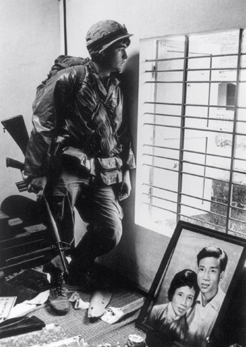 Binh lính Mỹ xông vào chiếm từng căn nhà ở Đà Nẵng tạo thành các cứ điểm để chốt chặn, kiểm soát và tìm cách đánh bật quân giải phóng ra khỏi khu vực này. Nguồn ảnh: Flickr.