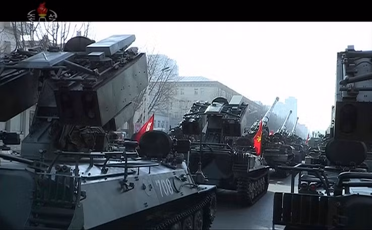 Ngoài ra, giống với nhiều cuộc duyệt binh khác của Triều Tiên, cuộc duyệt binh hôm 8/2 cũng có sự góp mặt của đầy đủ các trang thiết bị quân sự hiện đại nhất của nước này. Nguồn ảnh: KRT.