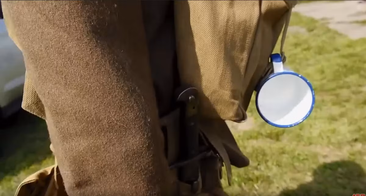 Đặc biệt, trang bị của binh lính Anh còn có một cốc để uống trà. Nguồn ảnh: Chris Butler.