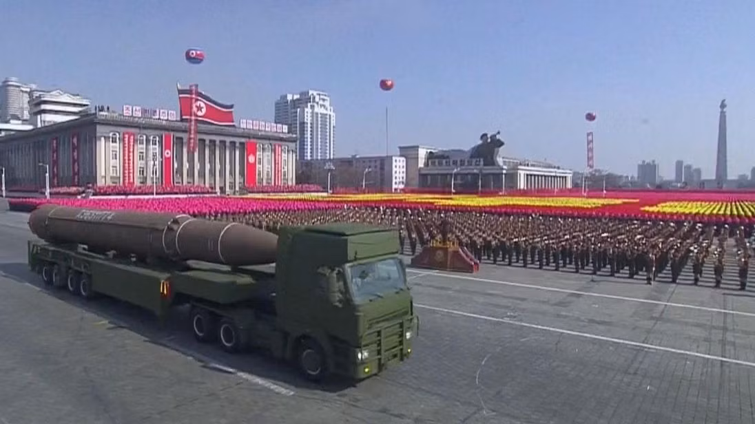 Dù phần lớn thông tin về tên lửa Hwasong-15 vẫn được Triều Tiên bảo mật tuy nhiên, khi nói về loại vũ khí tầm xa này, Cơ quan Quốc phòng Mỹ (MDA) đã tỏ ra khá khiêm tốn khi tuyên bố về khả năng đánh chặn tên lửa ICBM của Triều Tiên, nhất là sau khi Bình Nhưỡng phóng thành công tên lửa Hwasong-15. Trong ảnh: Tên lửa Hwasong 14. Nguồn ảnh: KTX.