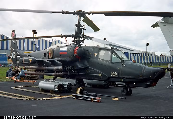 Ka-50 Black Shark có 4 mấu treo vũ khí với tổng cộng 2.300 kg tải trọng có thể mang theo. Ảnh: Jetphotos.