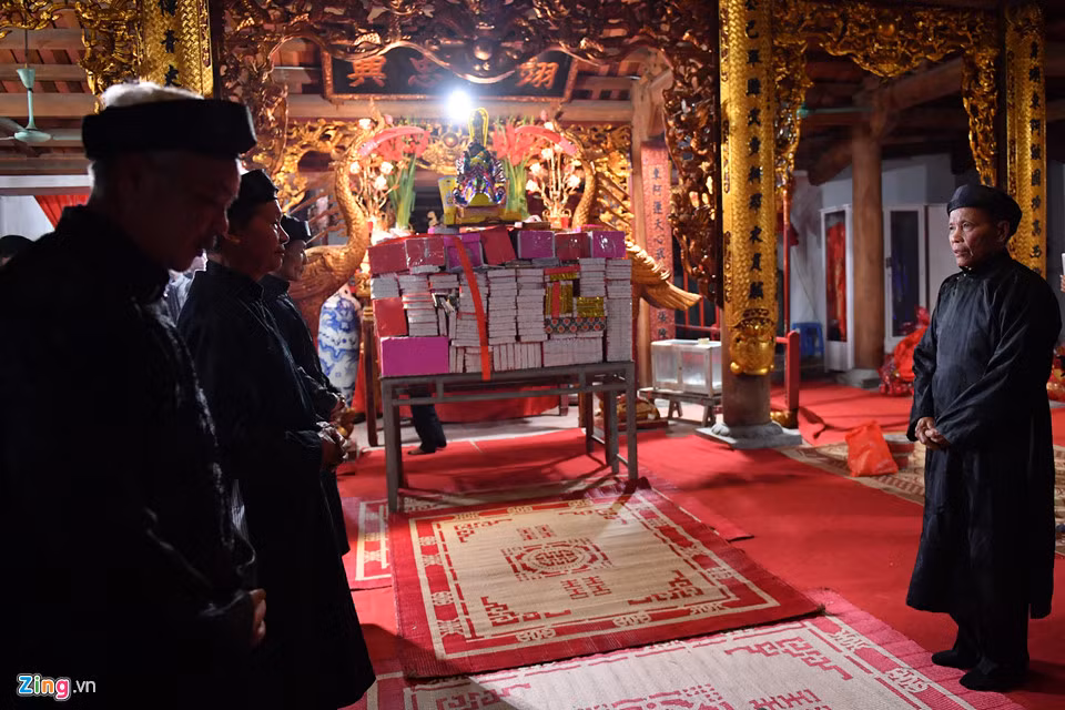 Tối 11 tháng Giêng (26/2 Dương lịch), các cụ cao niên ở đình làng An Định (Yên Nghĩa, Hà Đông, Hà Nội) làm lễ hoá vàng tại sân đình cho người dân "lấy đỏ" (xin lửa) về nhà.